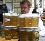 Ober serveert 20 beer steins, gaat dat goed?